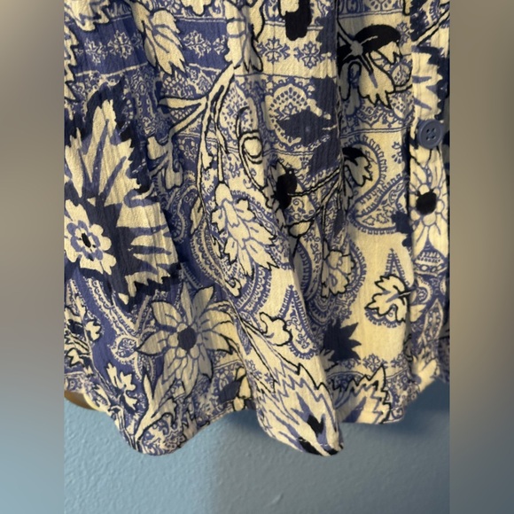 Catherines Women Button Down Collar Floral Button Cuffed Shirt - Picture 4 of 13